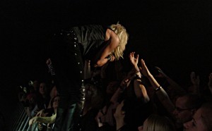 Makkonen viihtyi useaan otteeseen yleisön syleilyssä.