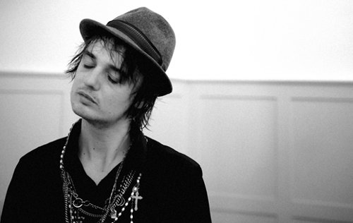 The Libertines -keulakuva Peter Doherty sooloilee Korjaamolla