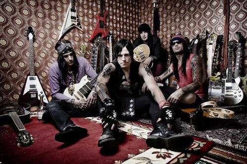 Glamrokkari Hardcore Superstar saapuu Suomeen