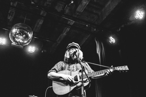 Nousussa oleva australialainen folk-poppari Stu Larsen saapuu Bar Looseen